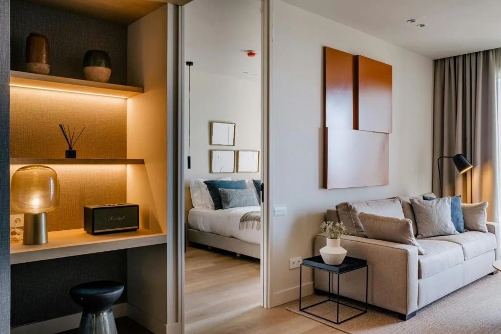 Suite de 2 dormitorios con balcón y vistas parciales al mar — Sabàtic Sitges Hotel, Autograph Collection