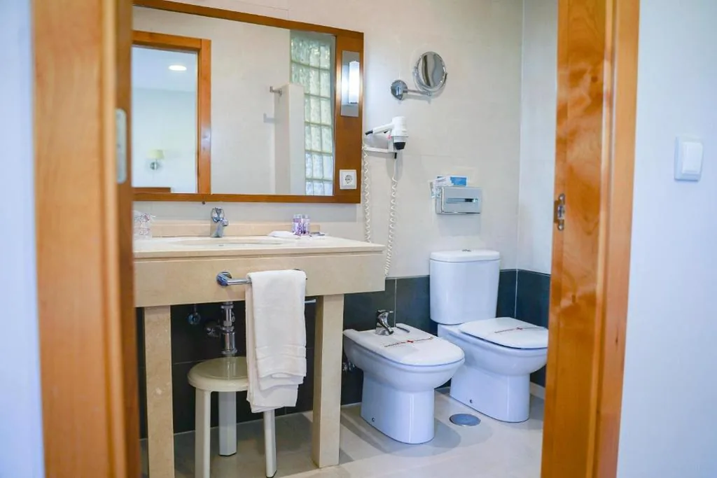 Comfort Quadruple Room with Spa and thermal circuit included — Salugral Termal Resort