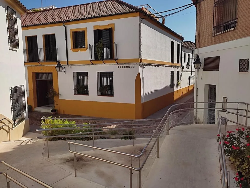 Camera familiare con bagno privato esterno — San Basilio´s Red House