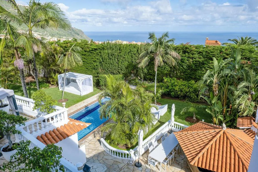 Villa con piscina privada — San Benito. Vivienda de lujo con piscina privada