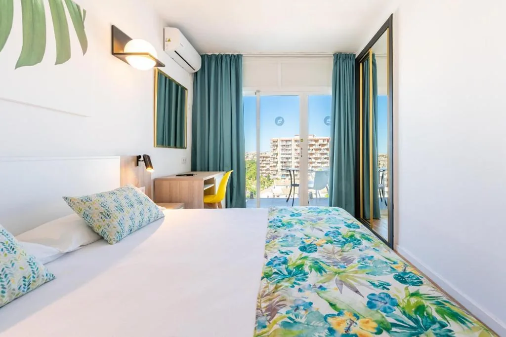 Doppelzimmer mit Poolblick - 1 oder 2 Betten — San Fermín by Dorobe