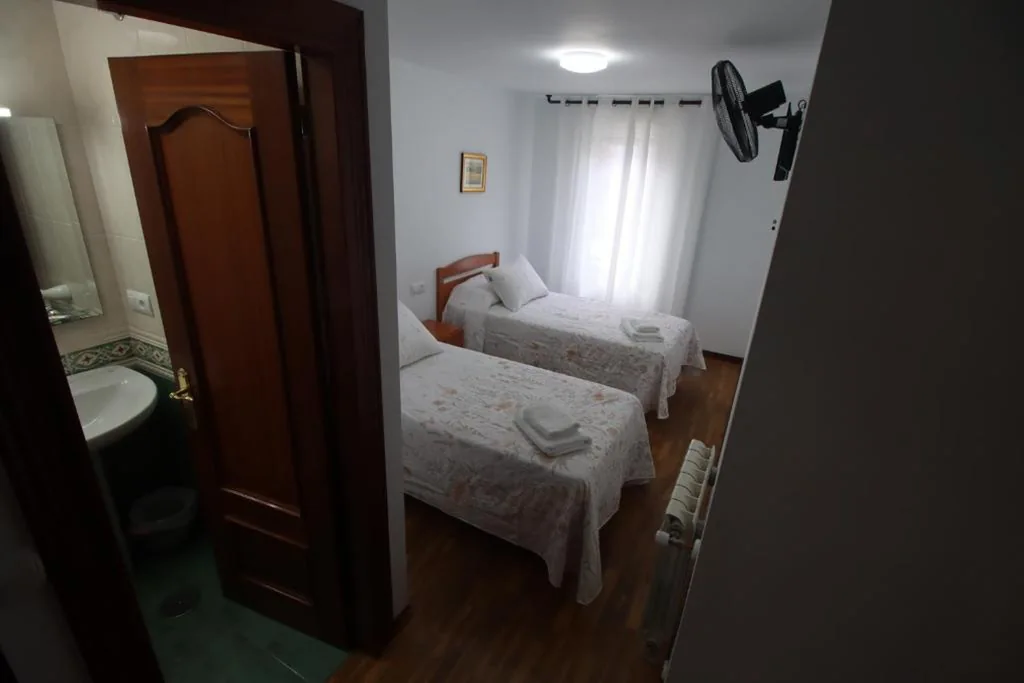 双人间（私人浴室）- 2张床 — San Martin Rooms Pension 1 estrella