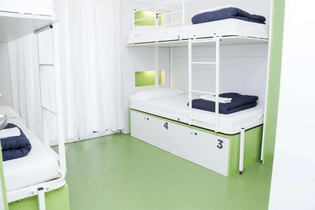 Bett im Gemeinschaftsschlafsaal mit 4 Betten — Sant Jordi Hostels Gracia