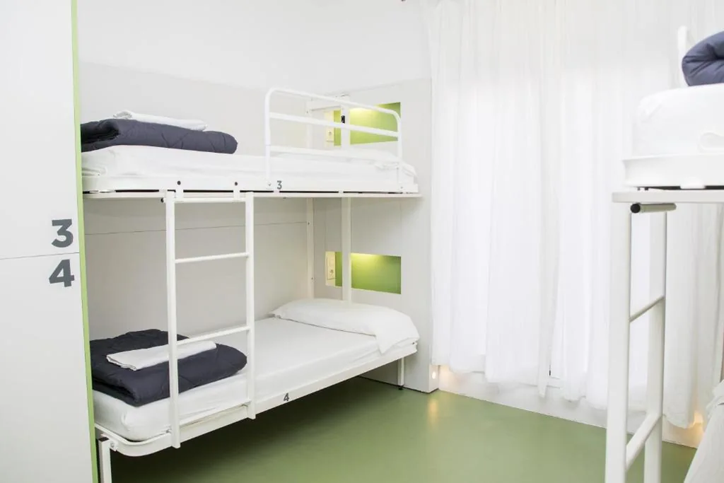 Bett im Gemeinschaftsschlafsaal mit 8 Betten — Sant Jordi Hostels Gracia