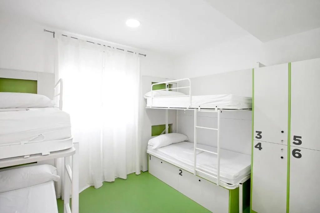 Bett im Frauenschlafsaal mit 6 Betten — Sant Jordi Hostels Gracia
