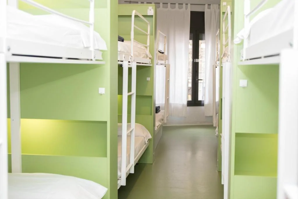 Cama en habitación compartida mixta - 12 camas — Sant Jordi Hostels Sagrada Familia
