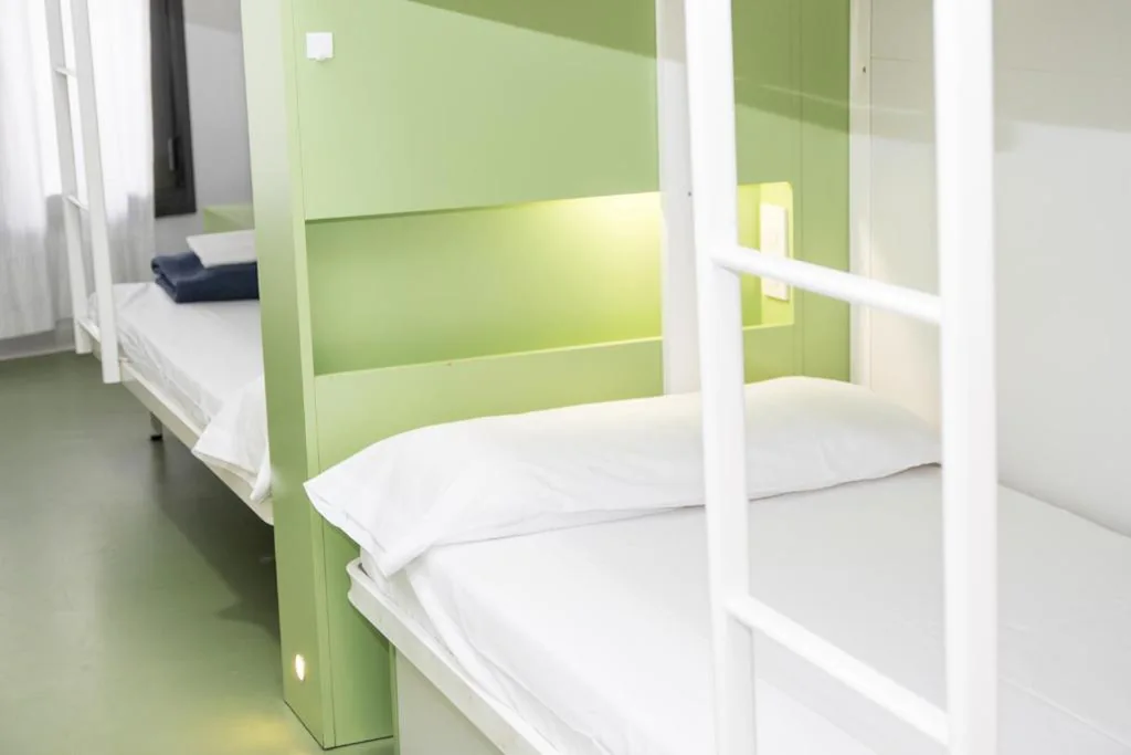 Cama en habitación compartida mixta compartido de 4 camas con baño compartido — Sant Jordi Hostels Sagrada Familia