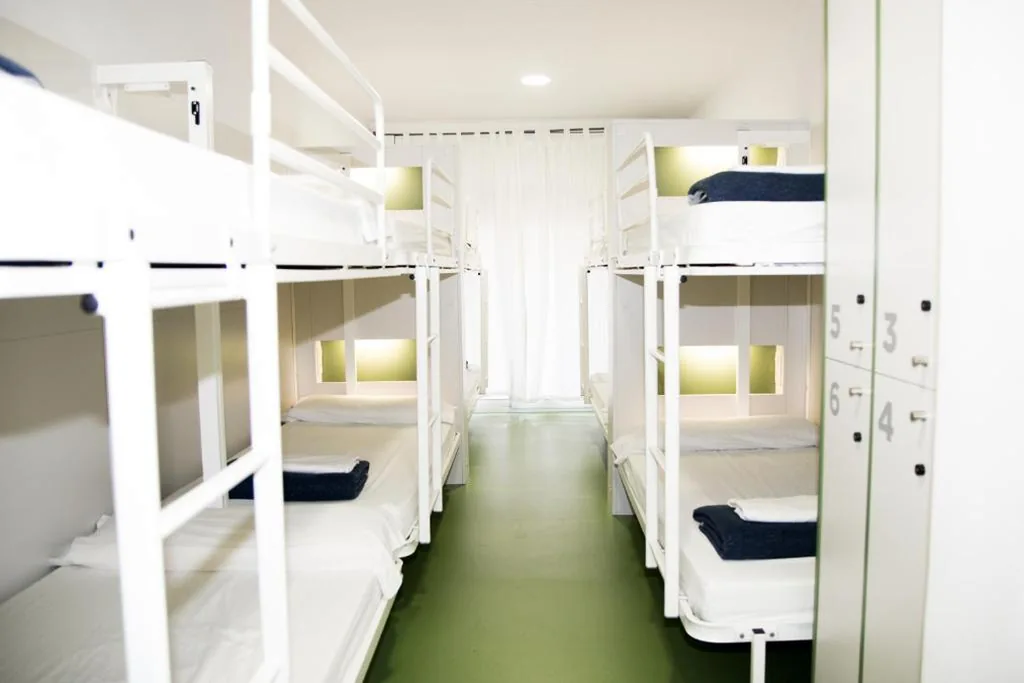 Cama en habitación compartida mixta de 10 camas con baño privado — Sant Jordi Hostels Sagrada Familia
