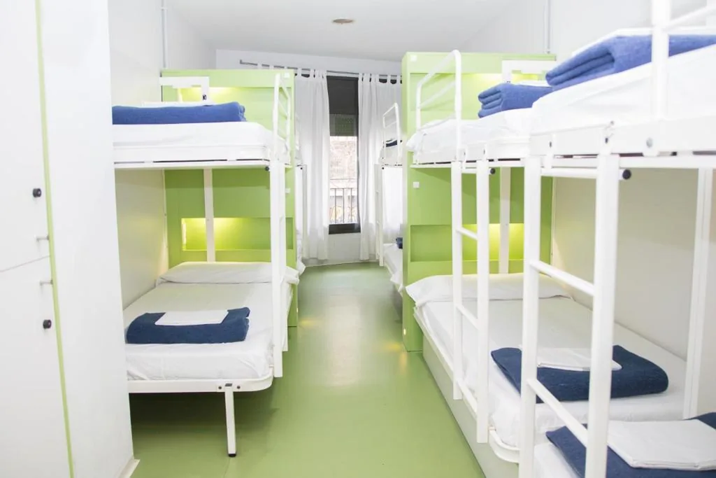 Cama en habitación compartida mixta de 10 camas — Sant Jordi Hostels Sagrada Familia
