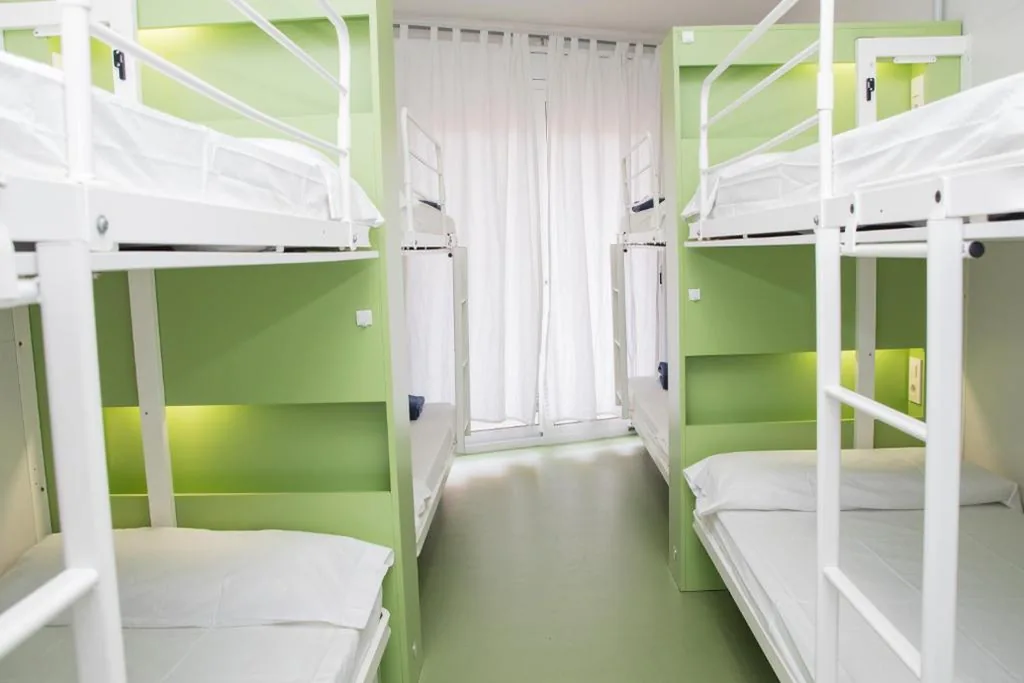 Cama en habitación compartida mixta de 8 camas — Sant Jordi Hostels Sagrada Familia