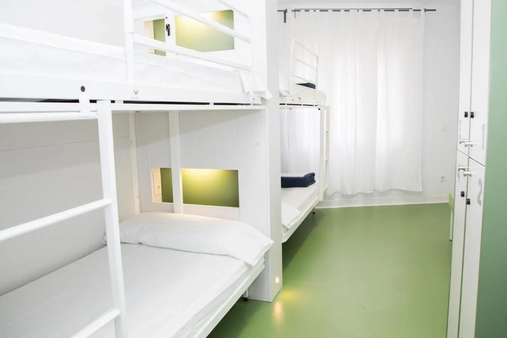Habitación Cuádruple con baño compartido — Sant Jordi Hostels Sagrada Familia