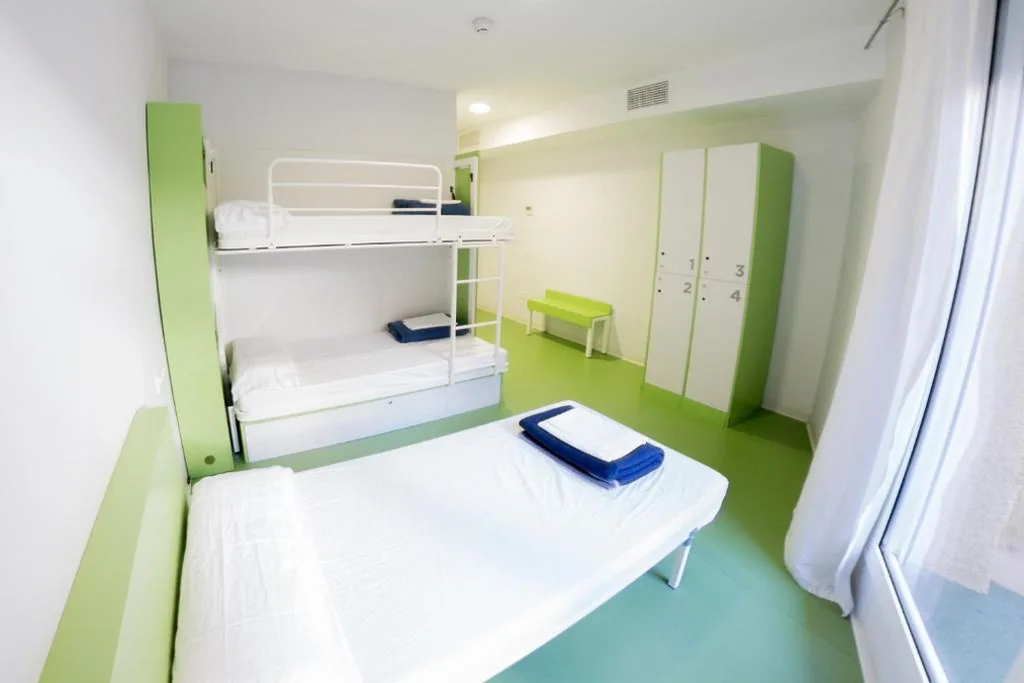 Habitación Triple con baño privado — Sant Jordi Hostels Sagrada Familia