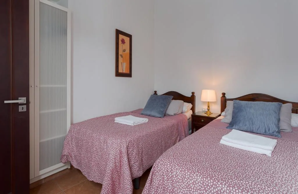 Doppelzimmer mit Gemeinschaftsbad – 2 Betten — Santa Ana Suite & Rooms