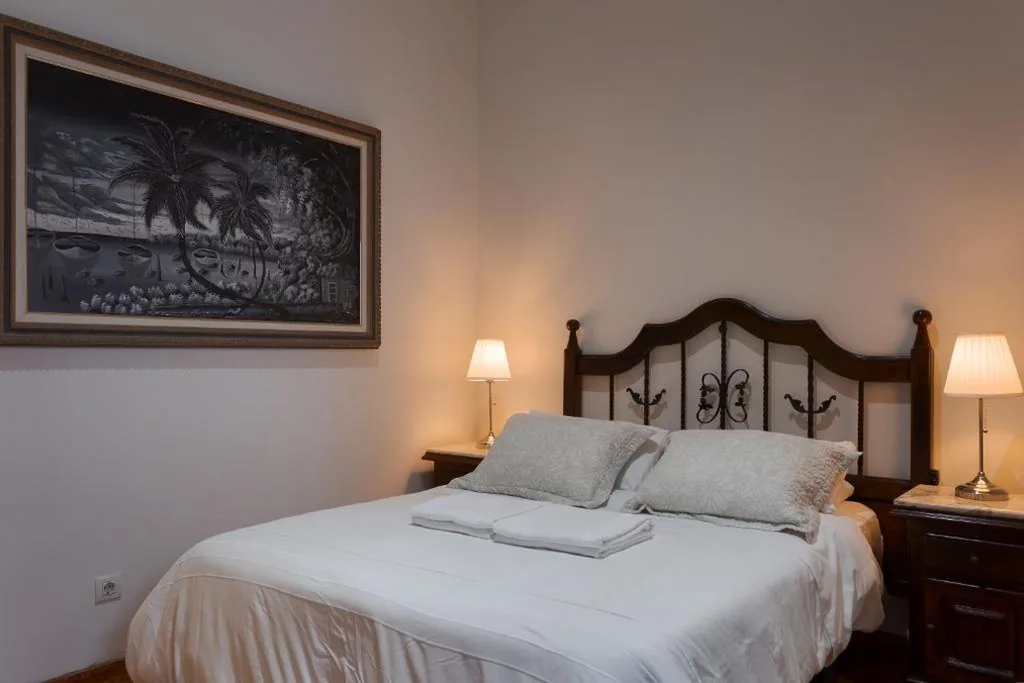 Doppelzimmer mit Gemeinschaftsbad — Santa Ana Suite & Rooms