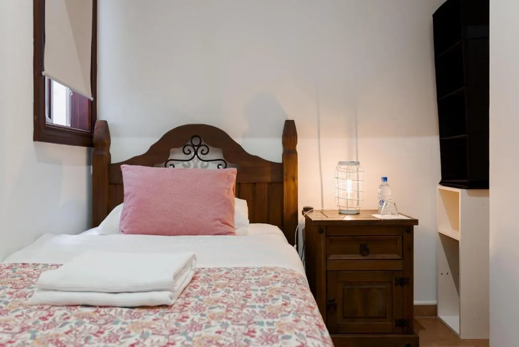Einzelzimmer mit Gemeinschaftsbad — Santa Ana Suite & Rooms