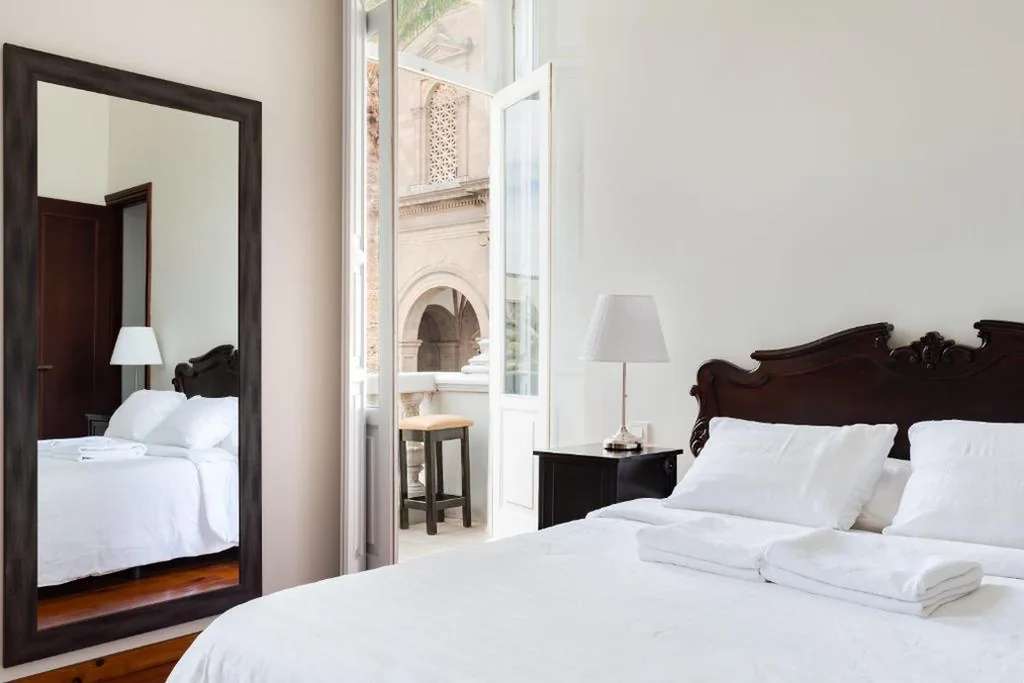 Suite mit großem Doppelbett und Balkon — Santa Ana Suite & Rooms