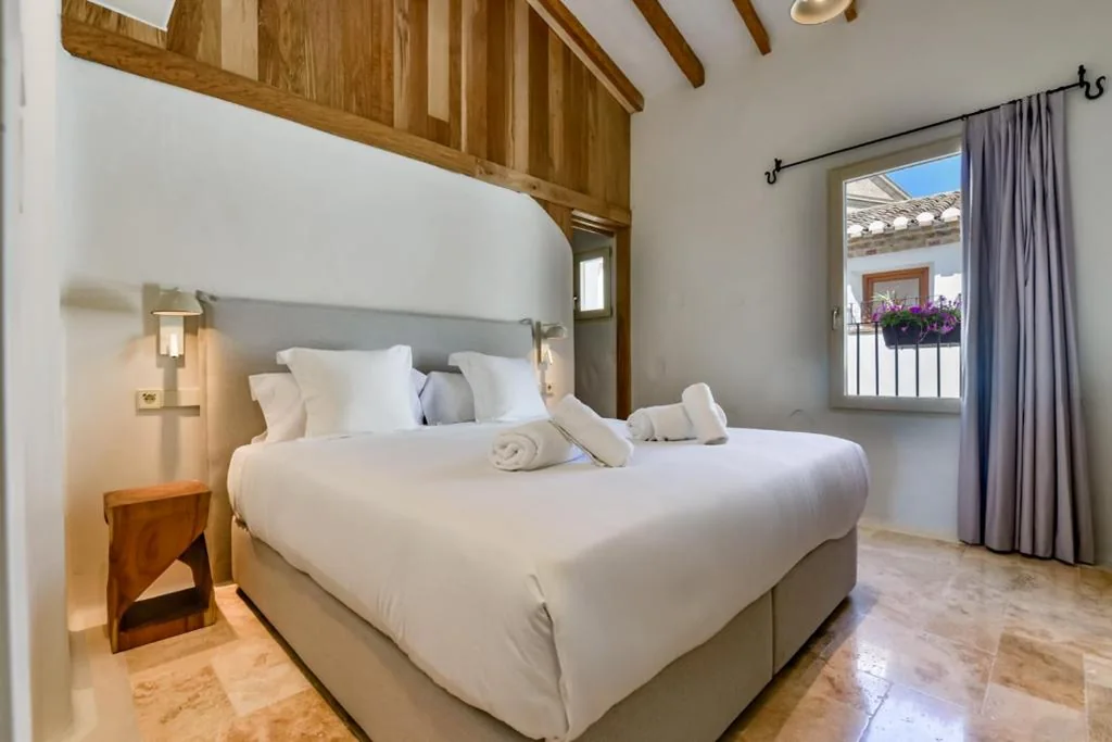 Quarto com cama extragrande — Santa Barbara by Santas Hotels