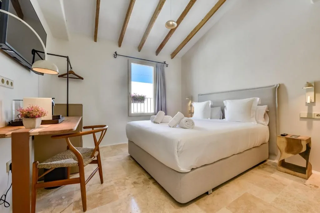 Quarto com cama de casal grande — Santa Barbara by Santas Hotels
