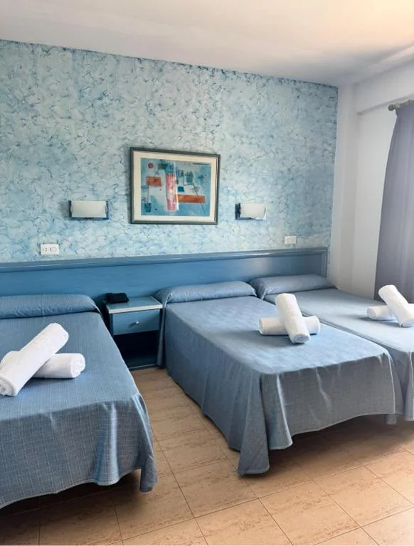 Habitación Doble con cama supletoria (2 adultos + 1 niño) — Santa Monica Playa