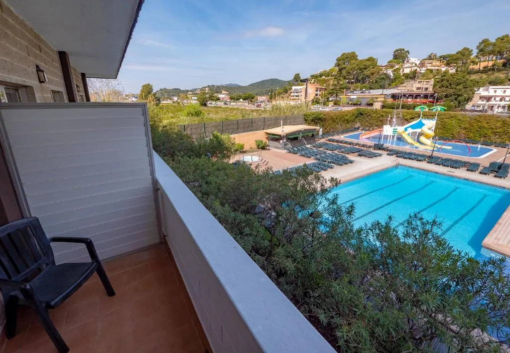 Dreibettzimmer mit Poolblick — Santa Susanna Resort Affiliated by FERGUS