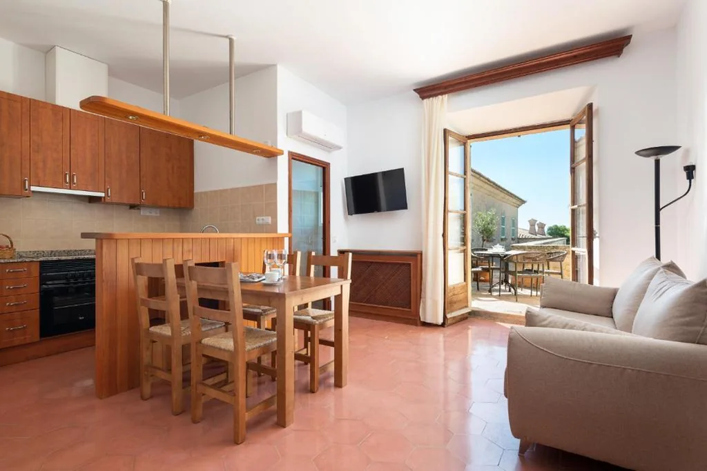 Estudio con sofá cama — Santuari de Cura