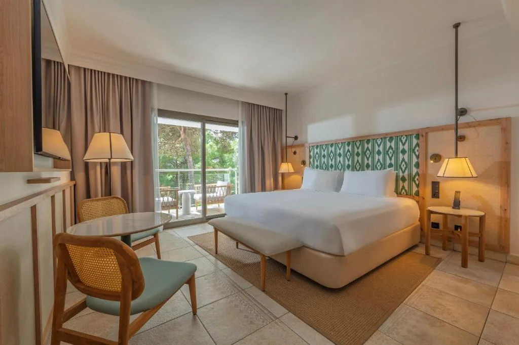 Deluxe-Doppelzimmer – 1 extragroßes Doppelbett — Sarena de Muro Resort Mallorca, part of Destination by Hyatt