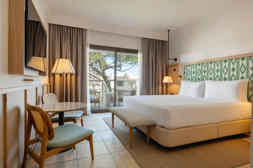 Deluxe-Doppelzimmer mit seitlichem Meerblick – 1 extragroßes Doppelbett — Sarena de Muro Resort Mallorca, part of Destination by Hyatt