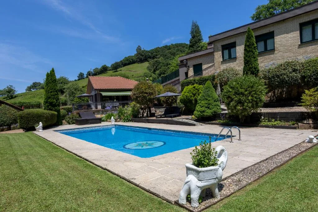 Villa con piscina privada — SARREN Villa Pool