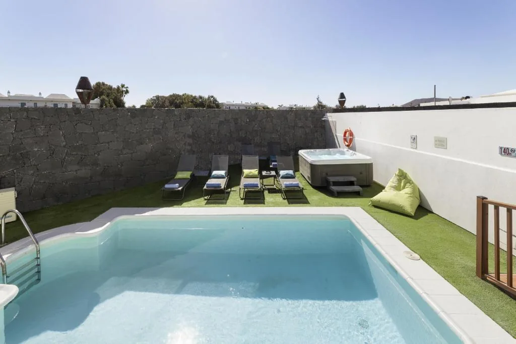 Villa mit Privatpool — Sea Breeze Callao by Escape Home