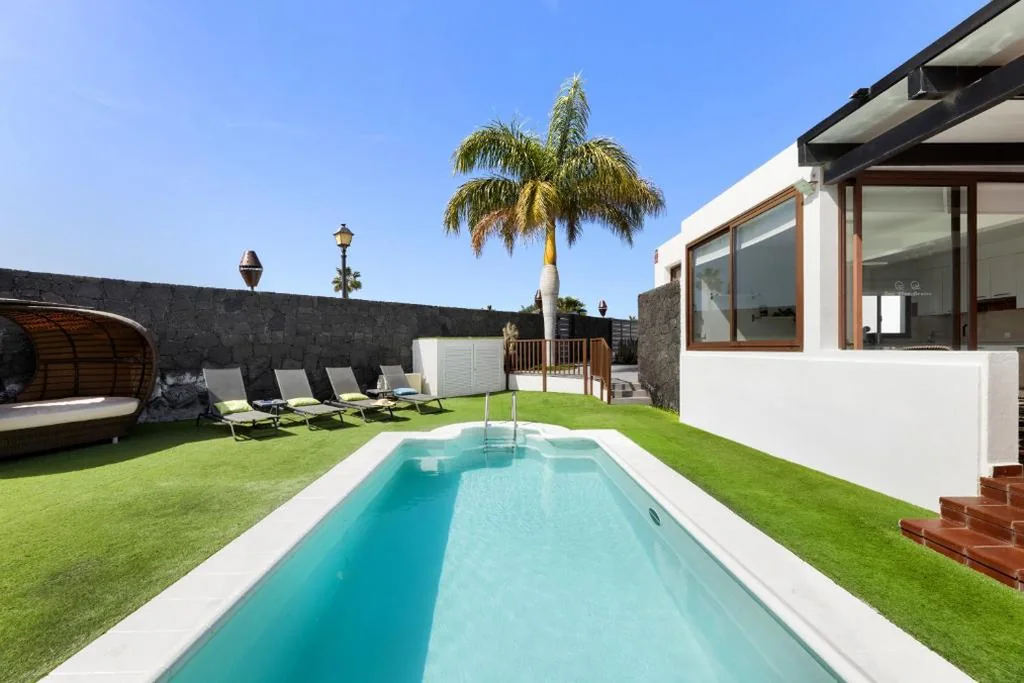 Villa con piscina privata — Sea Breeze Jarea by Escape Home