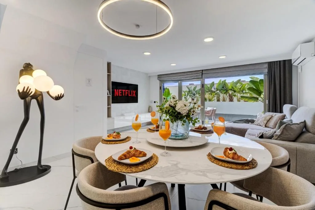 Apartamento de 3 dormitorios — SEA VIEW I POOL I PRIVATE GARAGE I WI-FI I WINE l COFFEE