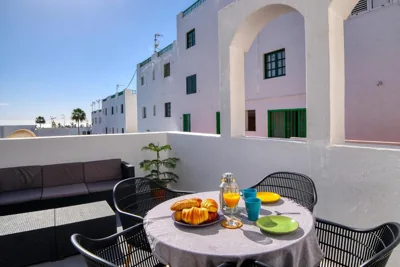 Sea Waves Lanzarote- 500m from Playa Grande, Pool and Terrace By Lanzarote Vacation Homes — foto 5