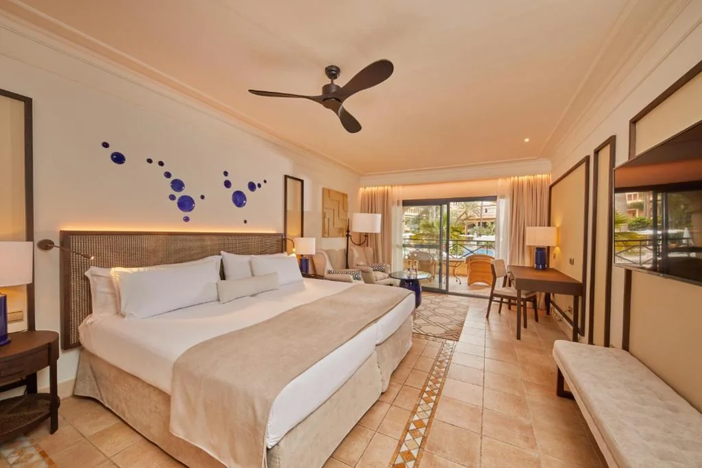 プールビューのジュニアスイート — Secrets Bahía Real Resort & Spa - Adults only - Hyatt Inclusive Collection