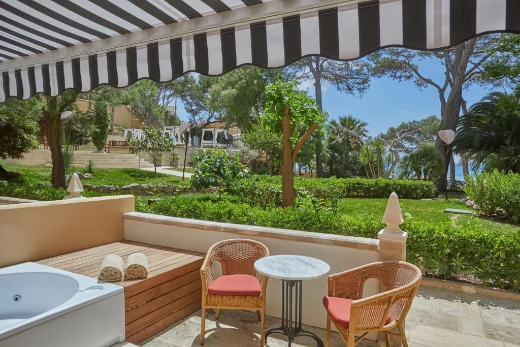 Doppia Deluxe con vasca idromassaggio, terrazza e vista sul giardino — Secrets Mallorca Villamil Resort & Spa - Adults Only (+18)
