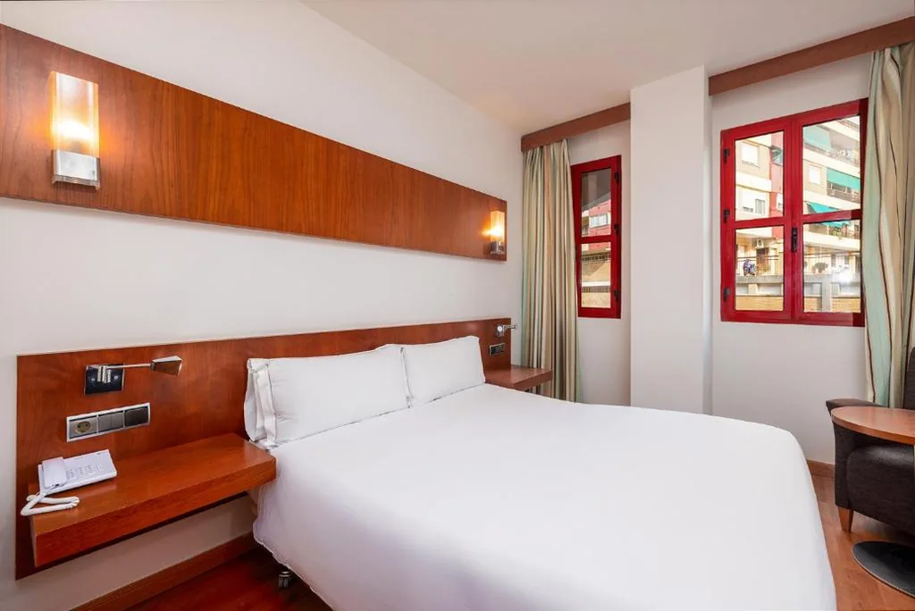 Room with Extra-Large Bed. — Senator Huelva
