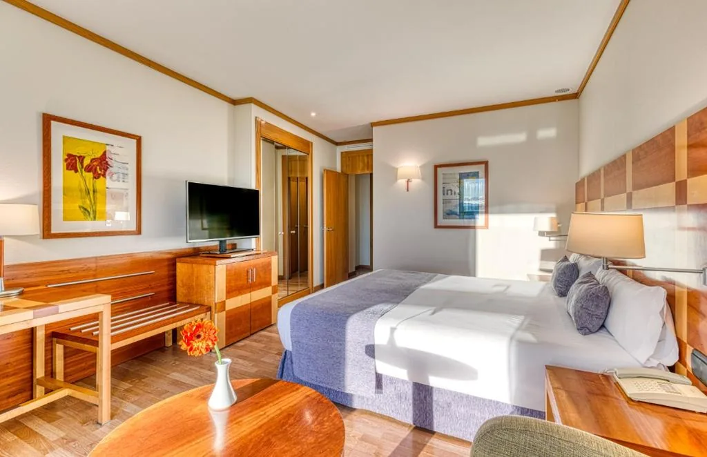 Double Room with Extra-Large Bed — Senator Parque Central