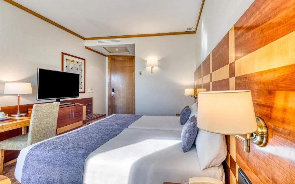 Twin Room — Senator Parque Central