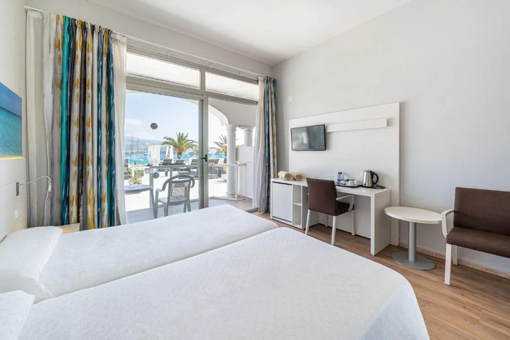 Camera doppia con vista mare e accesso diretto alla terrazza vetrata - 2 letti singoli — Seramar Hotel Comodoro Playa