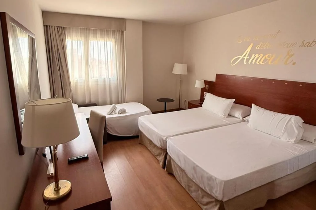 Standaard tweepersoonskamer met slaapbank — Sercotel Avenida Almería