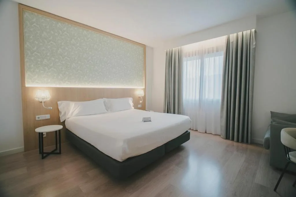 Quarto com cama grande — Sercotel Carlos III