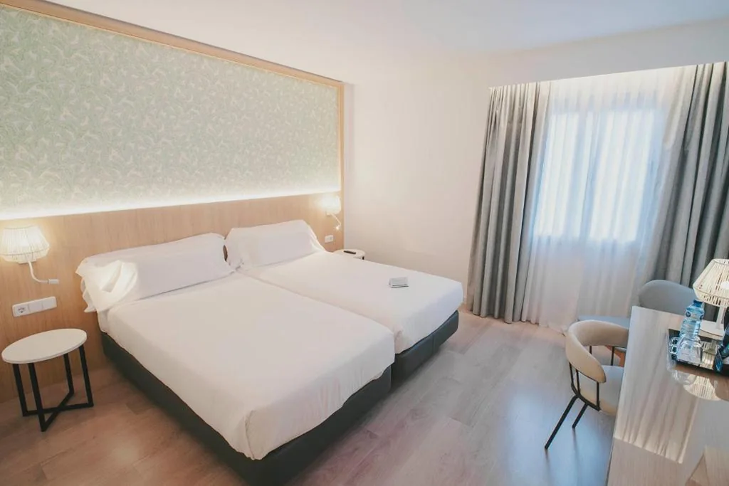 Quarto Duplo - 2 camas — Sercotel Carlos III