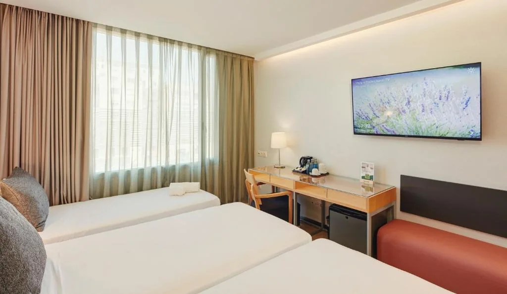 Habitación Doble con cama supletoria - 2 camas — Sercotel Caspe