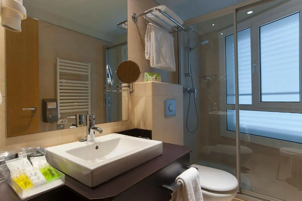 Habitación Triple Clásica — Sercotel Codina