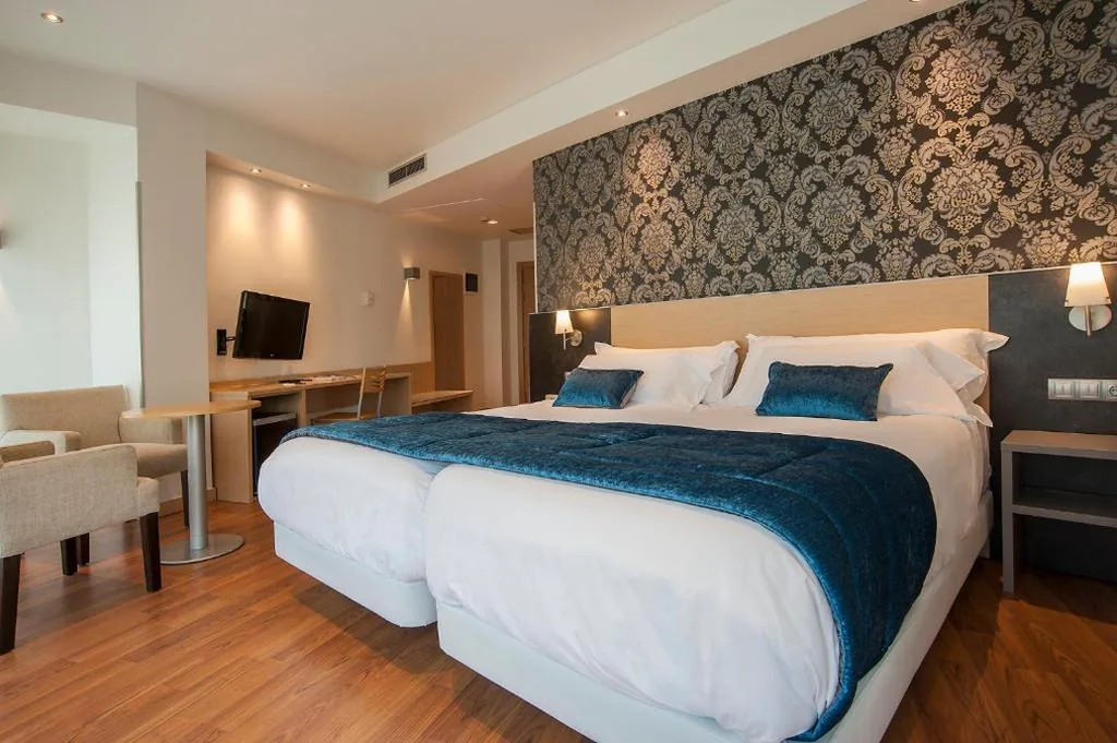 Habitación Triple — Sercotel Codina