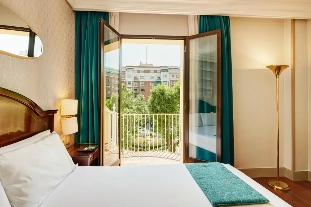 Standaard tweepersoonskamer met uitzicht op het plein — Sercotel Gran Hotel Conde Duque