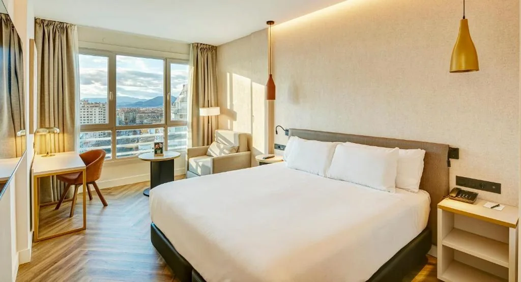 Superior-Doppelzimmer mit Stadtblick – 1 oder 2 Betten — Sercotel HMO Martina