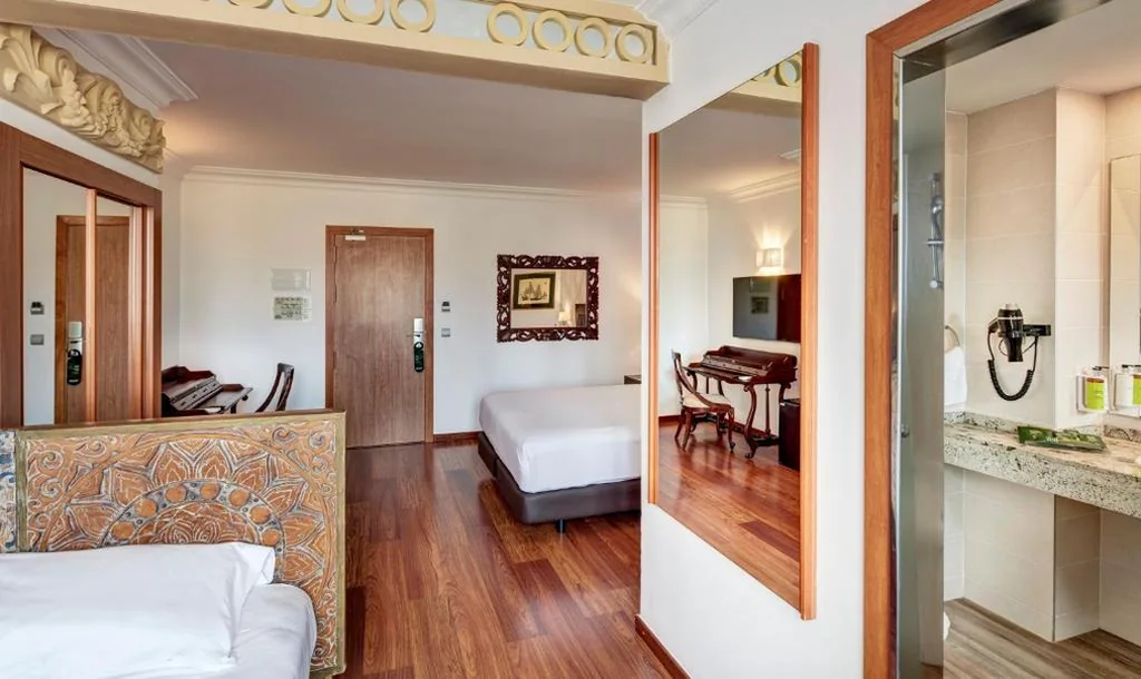 Habitación Triple con balcón — Sercotel Hotel President