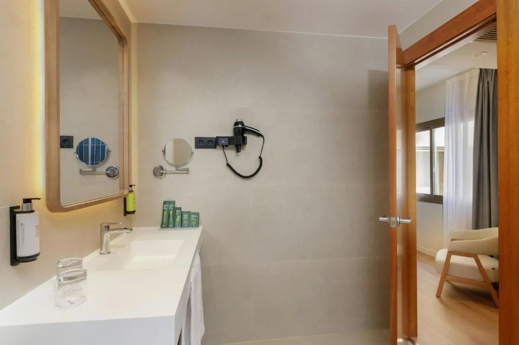 Camera doppia classica con balcone - 2 letti — Sercotel Kalma Sitges