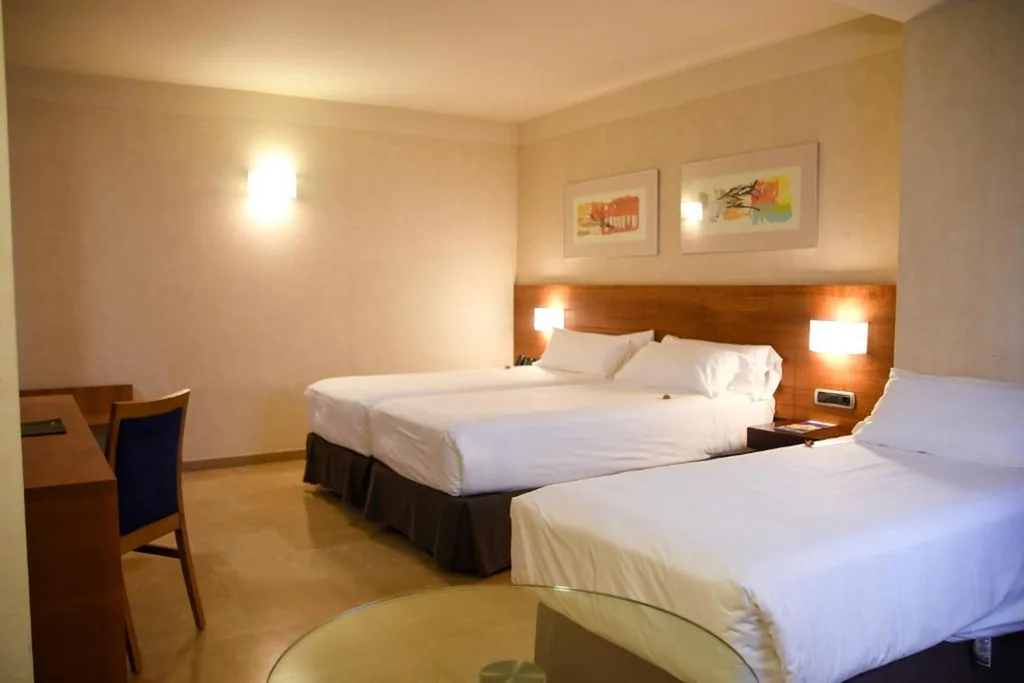Habitación Triple — Sercotel Palacio de Tudemir