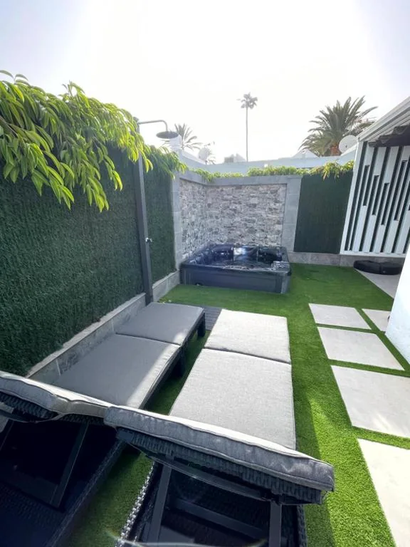 Two-Bedroom Villa — SerenArty Bungalow Beach Flor con jacuzzi